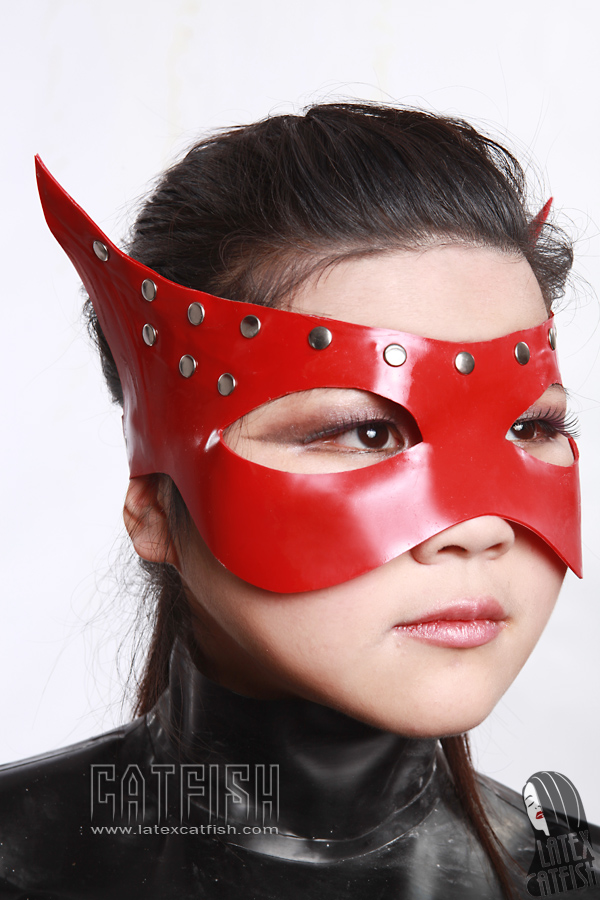 Studded Cateye Mask 